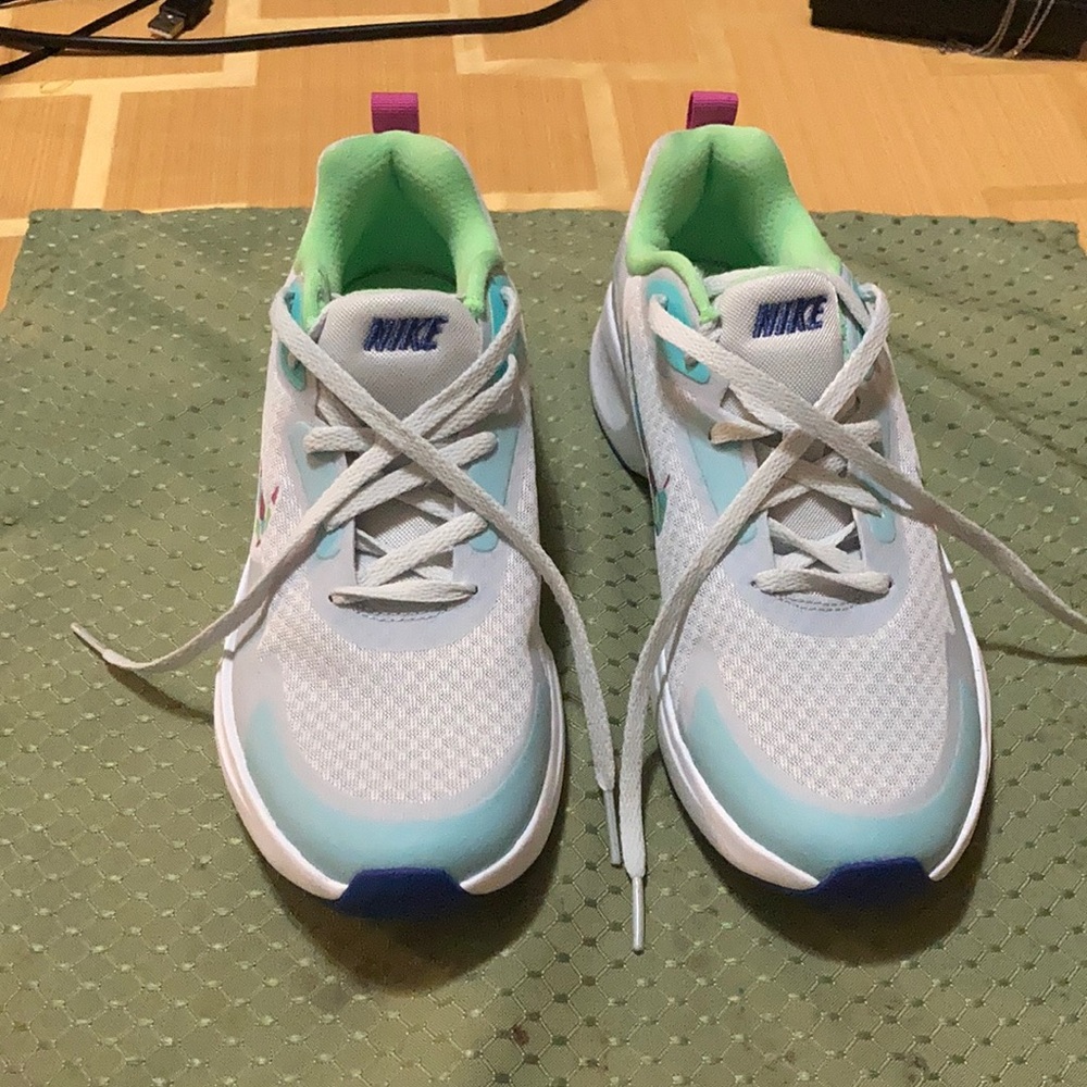 NIKE SHOES WITH GREAT COLOR FOR UNiSEX